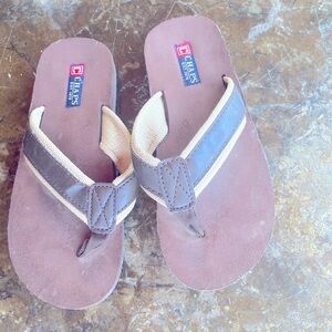Men's Chaps Flip Flops Brown Memory Foam Padded Traction Outsole Sandals 8-9M